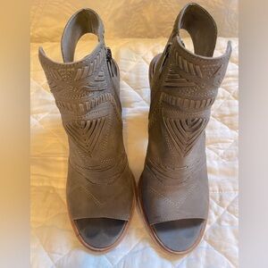 Vince Camuto open toe booties Sz 9